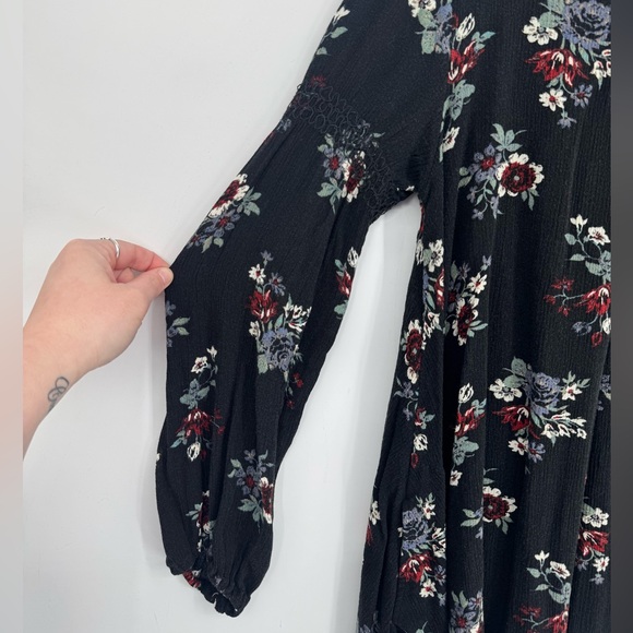 Free People Women's Oversized Black Floral Blouse Size XS - Picture 3 of 6